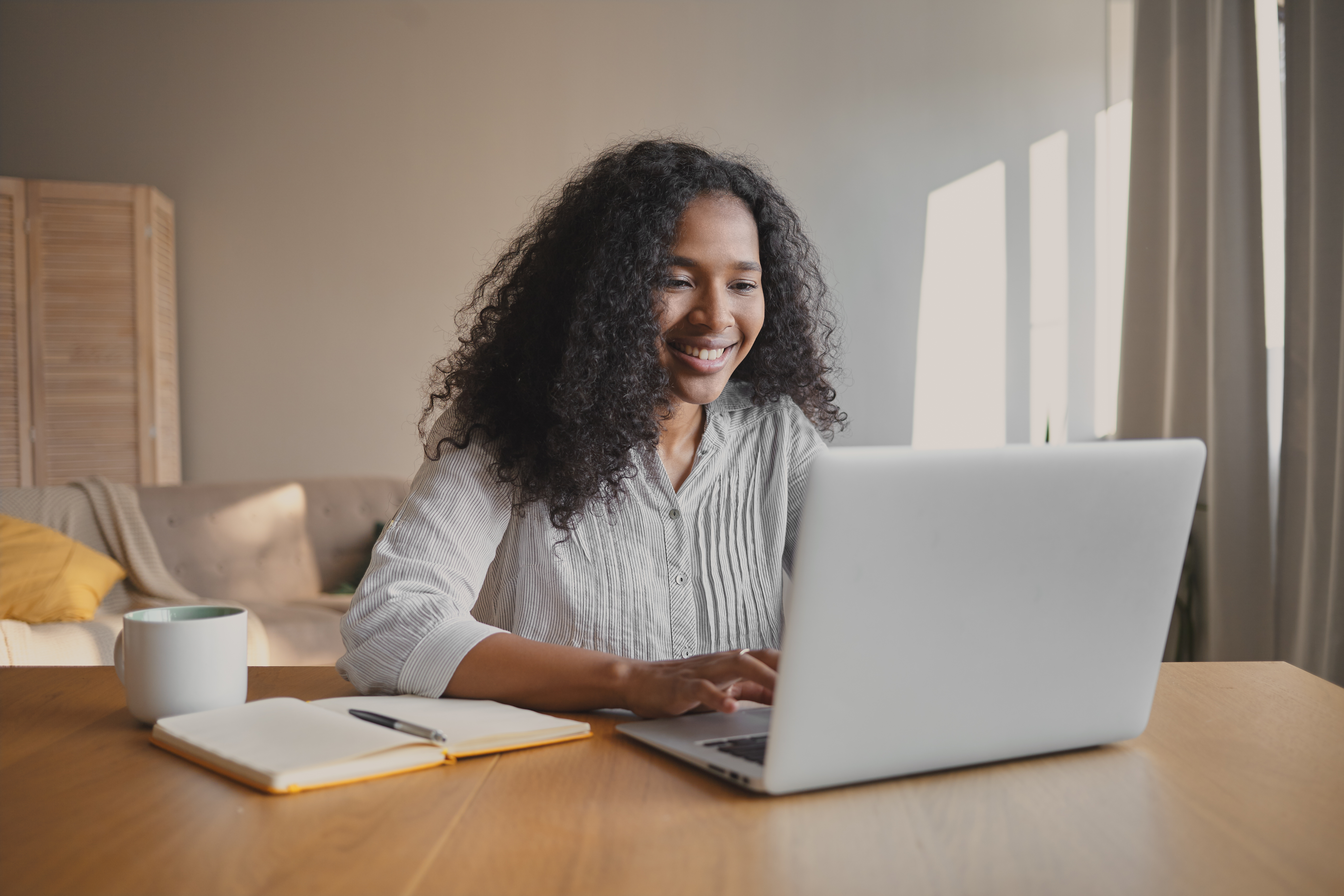 Mulher no sofá com laptop